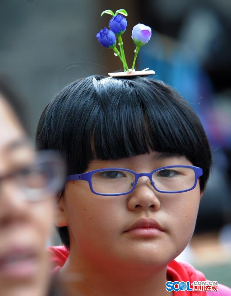 Look！Bean sprouts flowers grow on head