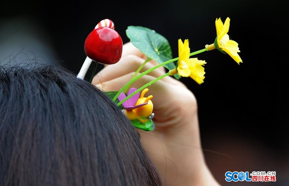 Look！Bean sprouts flowers grow on head