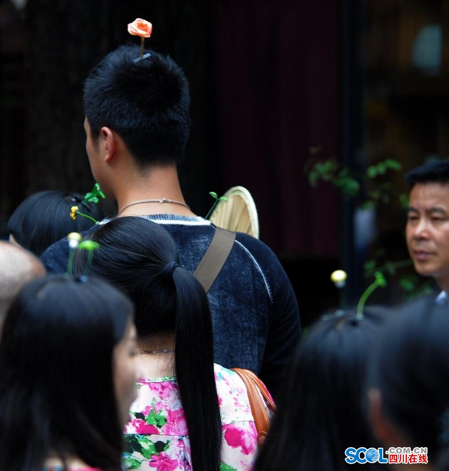 Look！Bean sprouts flowers grow on head