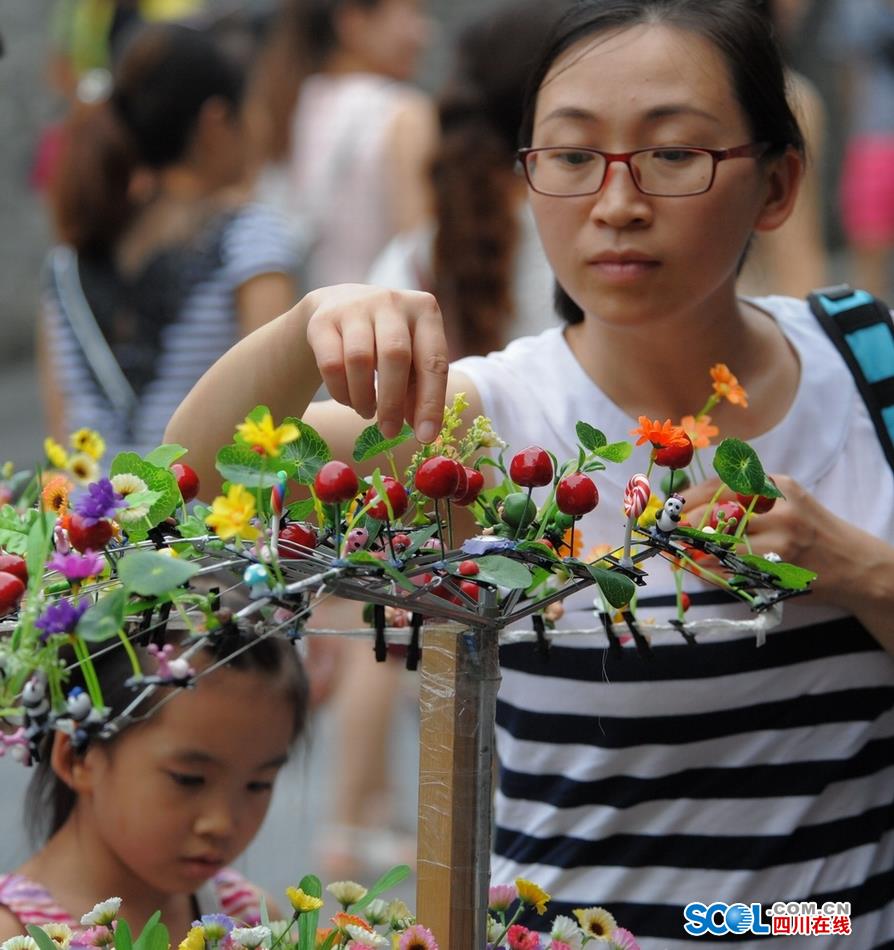 Look！Bean sprouts flowers grow on head