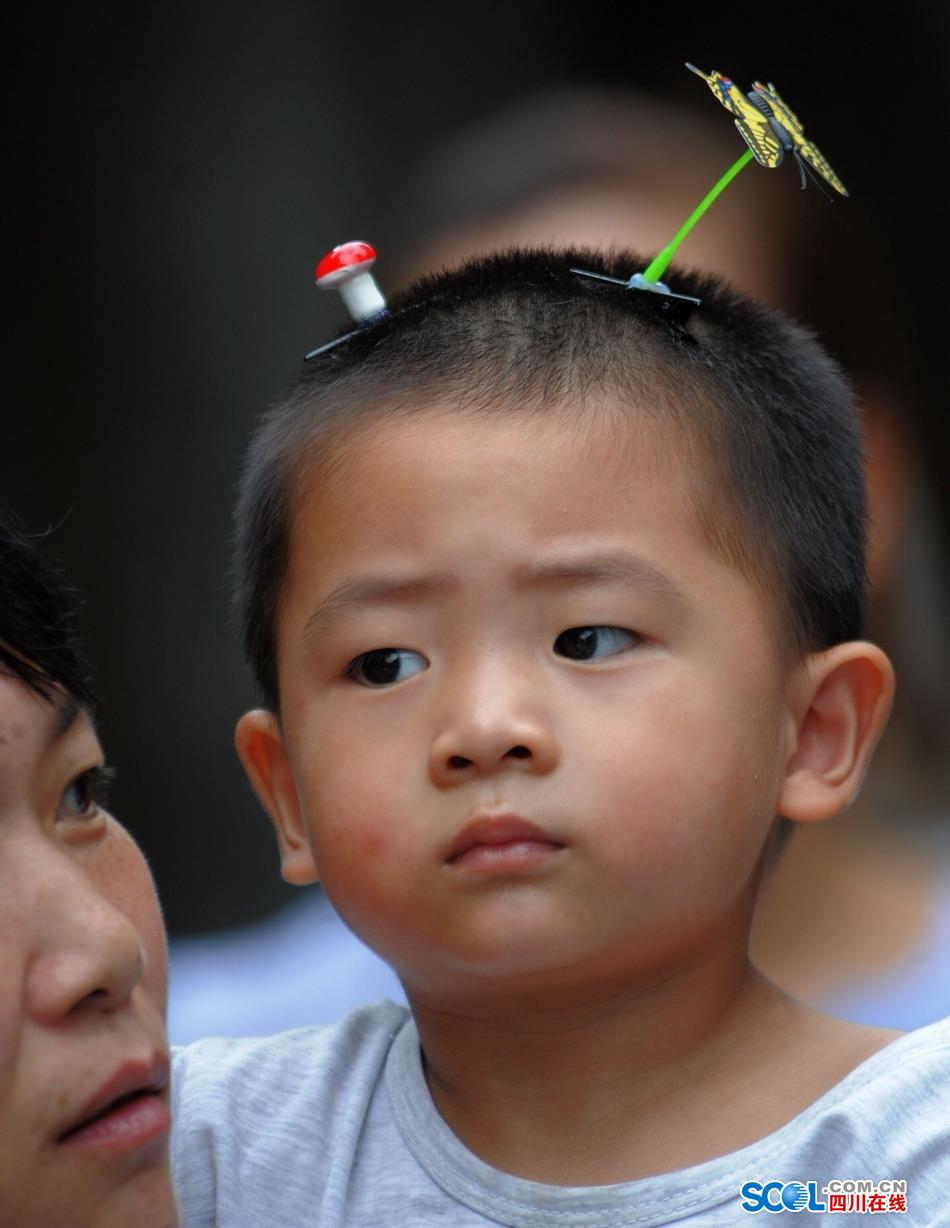 Look！Bean sprouts flowers grow on head