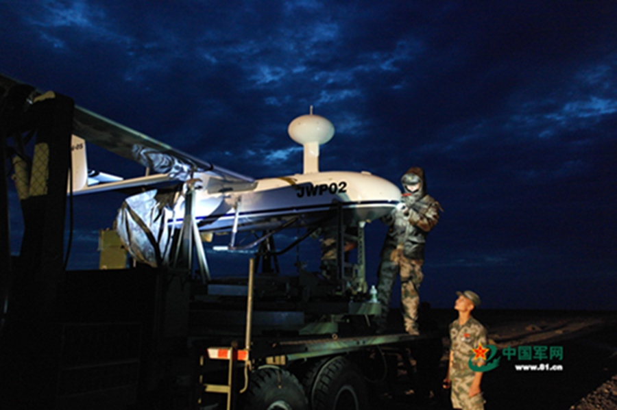 Artillery force holds drill in deserts of NW China