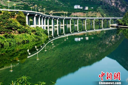 The most beautiful overwater highway becomes a tourist attraction