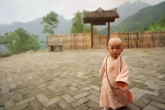 Man takes wife and daughter to the mountains to live a natural and unrestrained life