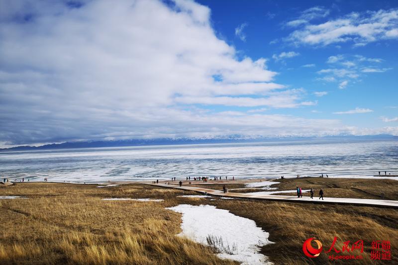 Lake thaws in NW China's Xinjiang