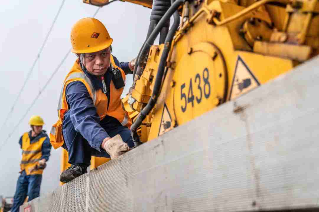 Chinese railway engineers develop a smart solution to change rail sleepers