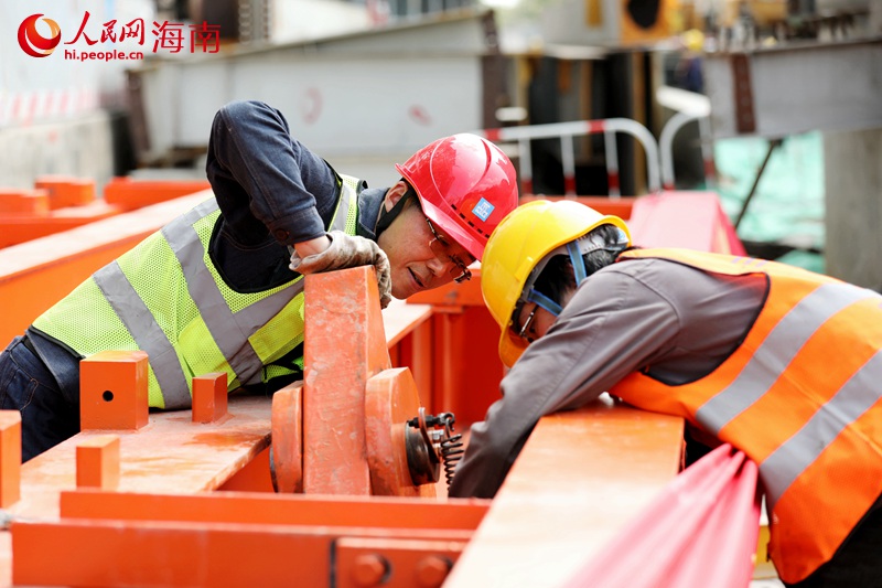 Skyscraper-building machine to help builders construct highest building in Hainan