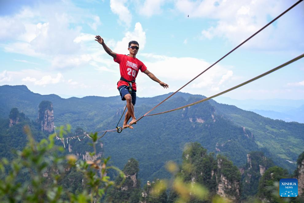 2025 "Slackline King" Championship held in C China's Hunan